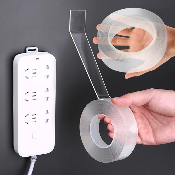 Eine Hand appliziert ein Rollen durchsichtiges Klebeband auf einen Finger neben einem weißen Akku.
