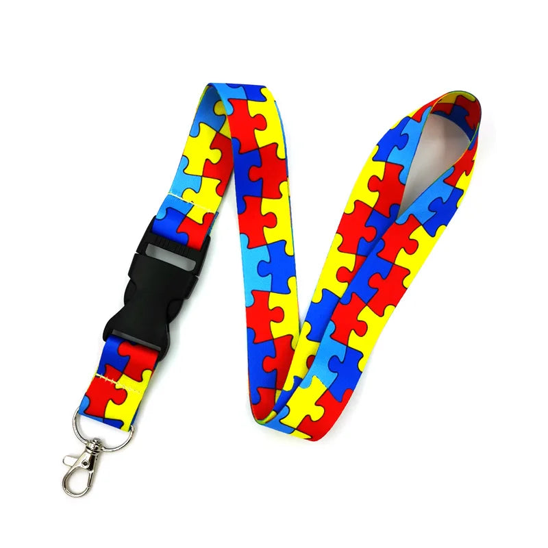 Buntes Puzzle-Teil-Muster-Lanyard mit schwarzem Band und Metall-Schlüsselring.