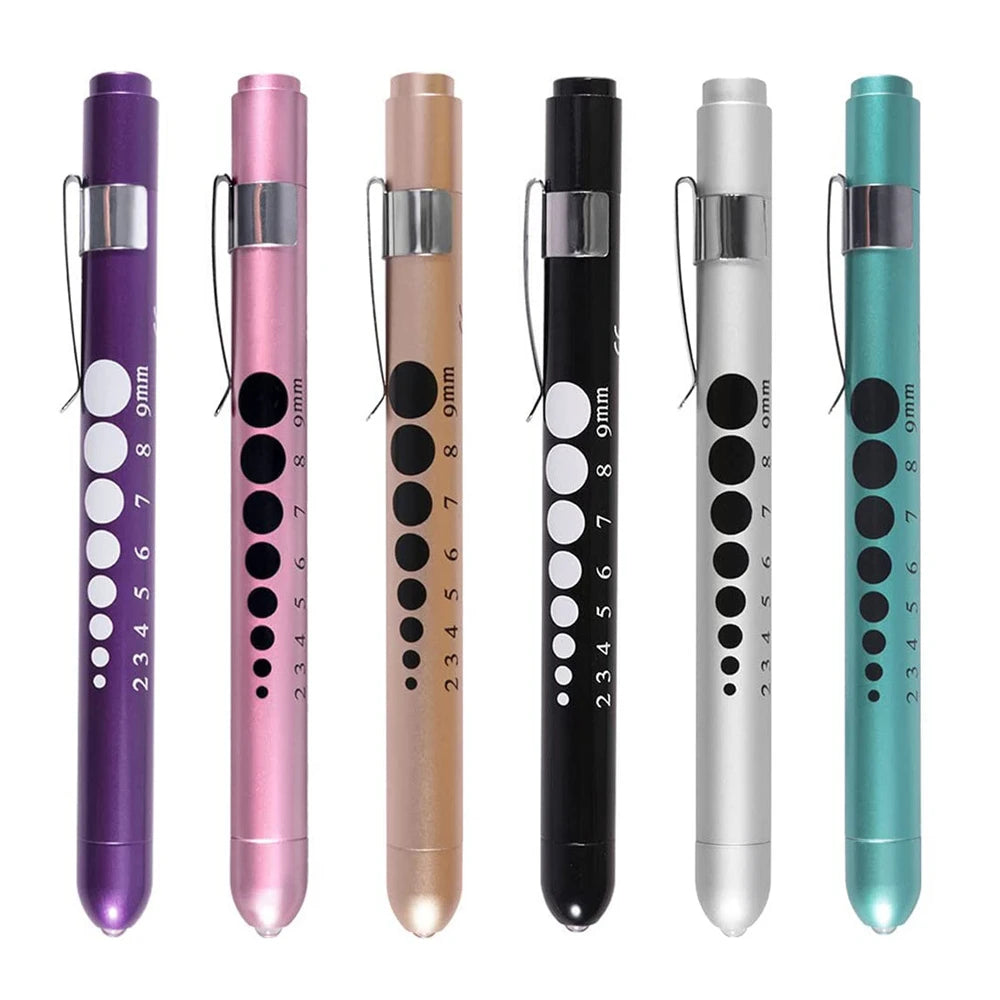 Un juego de seis linternas médicas profesionales en varios colores: púrpura, rosa, beige, negro, plata y verde azulado.