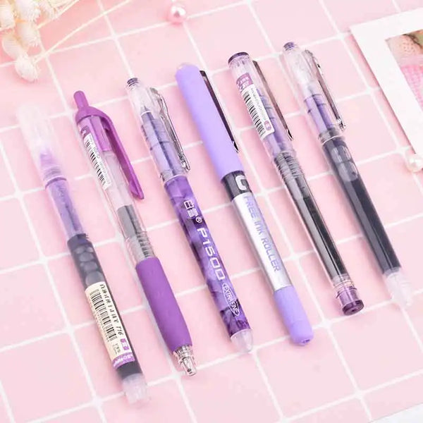 Set lila und schwarz Präzisions-Rollerball-Gelstifte auf rosa Gitterhintergrund.
