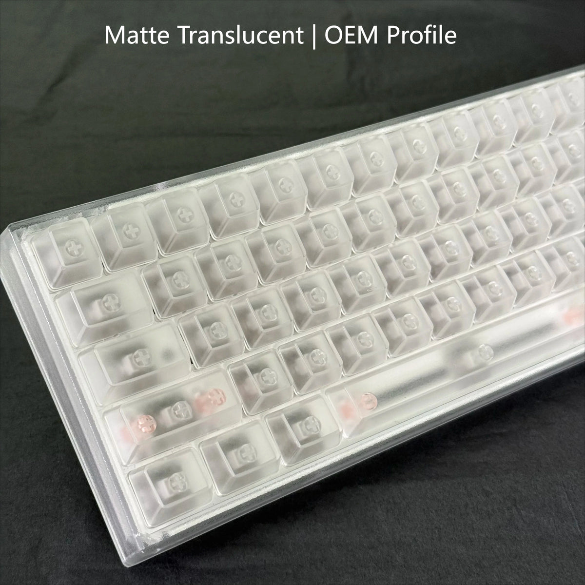 Profilansicht von matten, durchsichtigen Clear-Keycaps für mechanische Tastaturen, die verschiedene Formate zeigen.