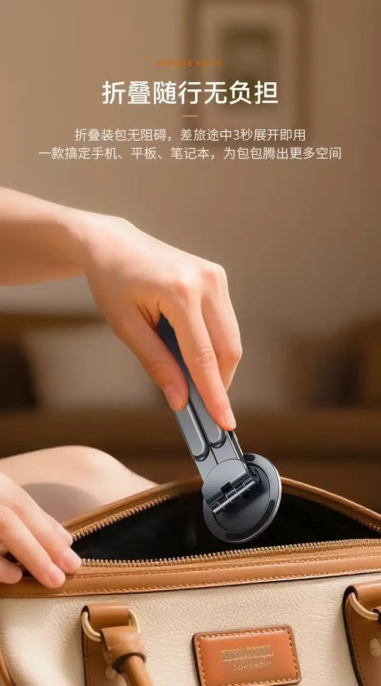 Eine Hand benutzt einen faltbaren Aluminiumständer, um ein Telefon oder Tablet in einer lederbesetzten Tasche zu halten.