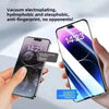 Eine Hand hält ein iPhone mit einer Schutzfolie und demonstriert deren hydrophobe und fingerabdruckresistente Eigenschaften.