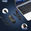 Universeller Multi-Output USB-C Laptop-Ladegerät mit Kabeln und 3-poligem Stecker neben einem Laptop.