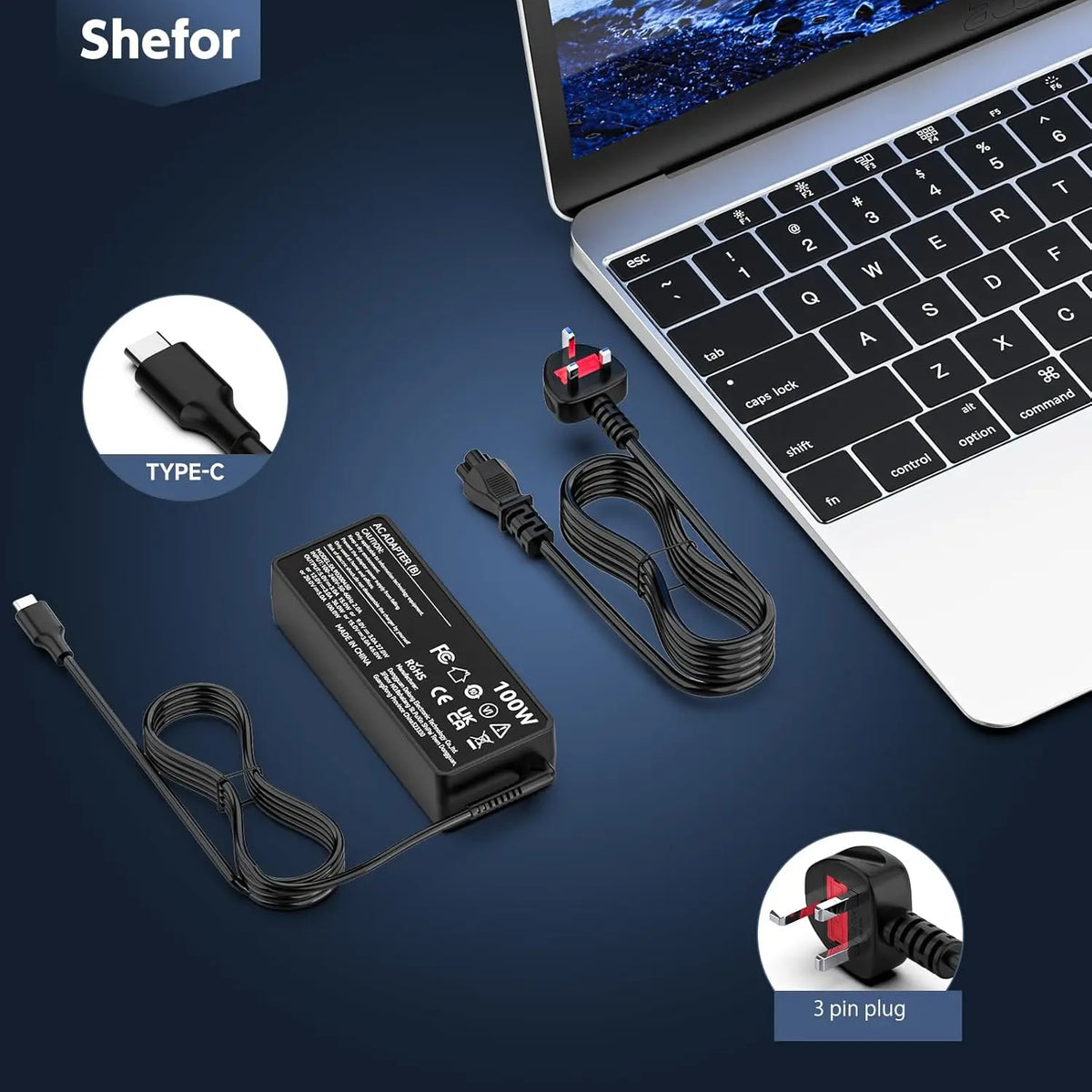 Universeller Multi-Output USB-C Laptop-Ladegerät mit Kabeln und 3-poligem Stecker neben einem Laptop.