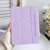 Una funda protectora de imitación de cuero morado para un iPad sostenida por una mano contra un fondo blanco.