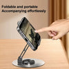 Une main place un smartphone sur un support portable et pliable pour la visualisation.