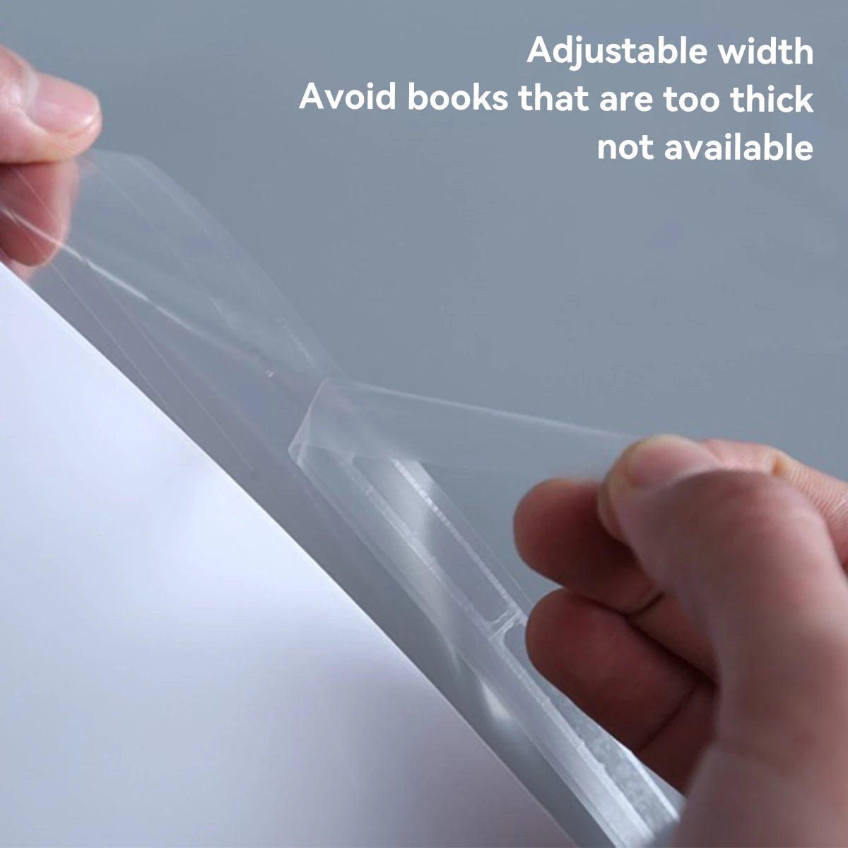 Una mano ajusta el ancho de una cubierta protectora transparente para documentos.