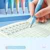 Una mano sostiene un lápiz mecánico con forma de delfín escribiendo en papel rayado, con varios lápices de colores visibles