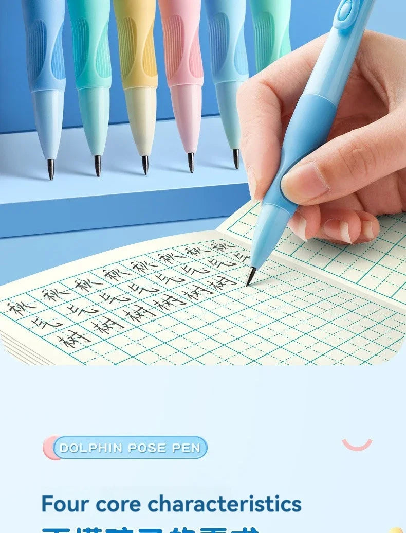 Una mano sostiene un lápiz mecánico con forma de delfín escribiendo en papel rayado, con varios lápices de colores visibles