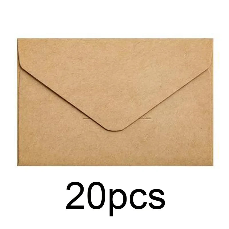 Una pila de sobres vacíos de color marrón kraft para invitaciones de boda.