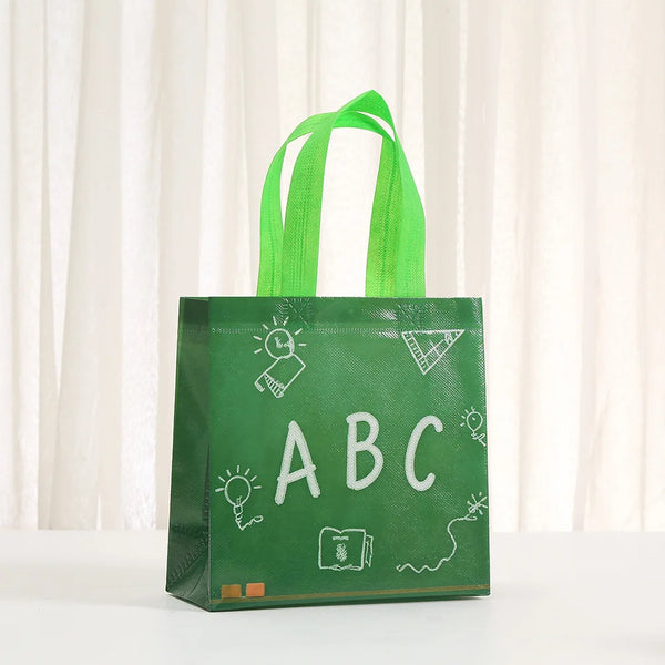 حقيبة هدايا مكتبية خضراء غير منسوجة عليها حروف الأبجدية ABC ومقبض أخضر.