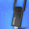 محول بطاقة شبكة لاسلكية سوداء مع موصل USB على خلفية زرقاء