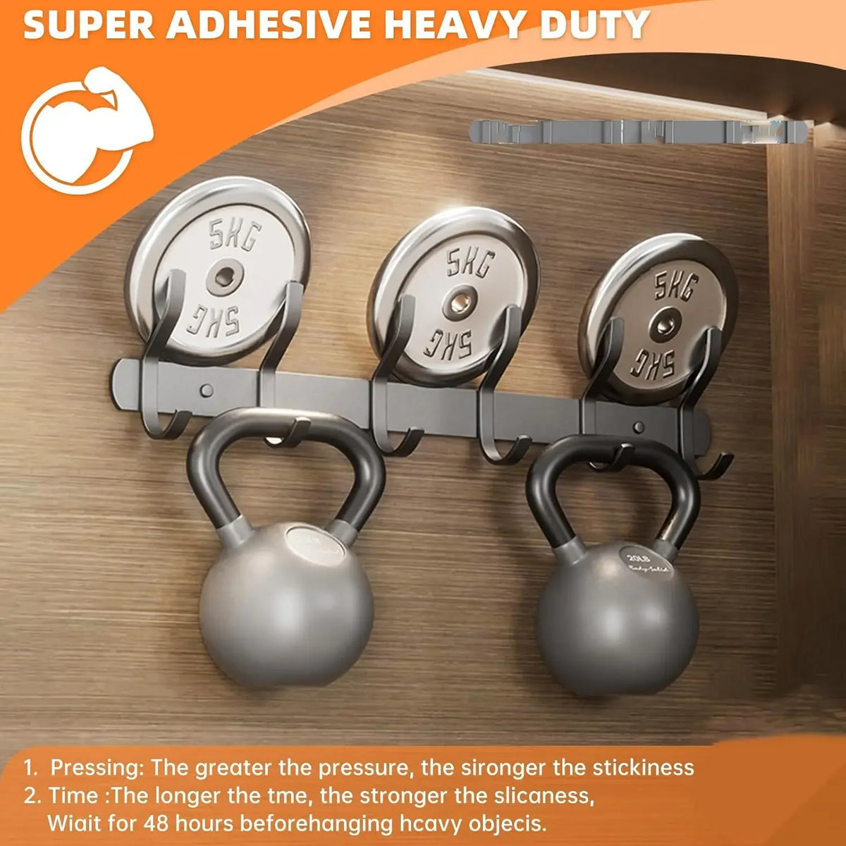 Pads adhésifs double face robustes argentés avec grips en silicone montés sur une surface en bois.