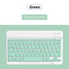Weiße Bluetooth-Tastatur mit grünem Etikett und umgebendem Text.