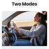 Eine Frau verwendet ein Auto-Audio-System, um einen nicht-Bluetooth-Lautsprecher in ein Bluetooth-Gerät umzuwandeln.