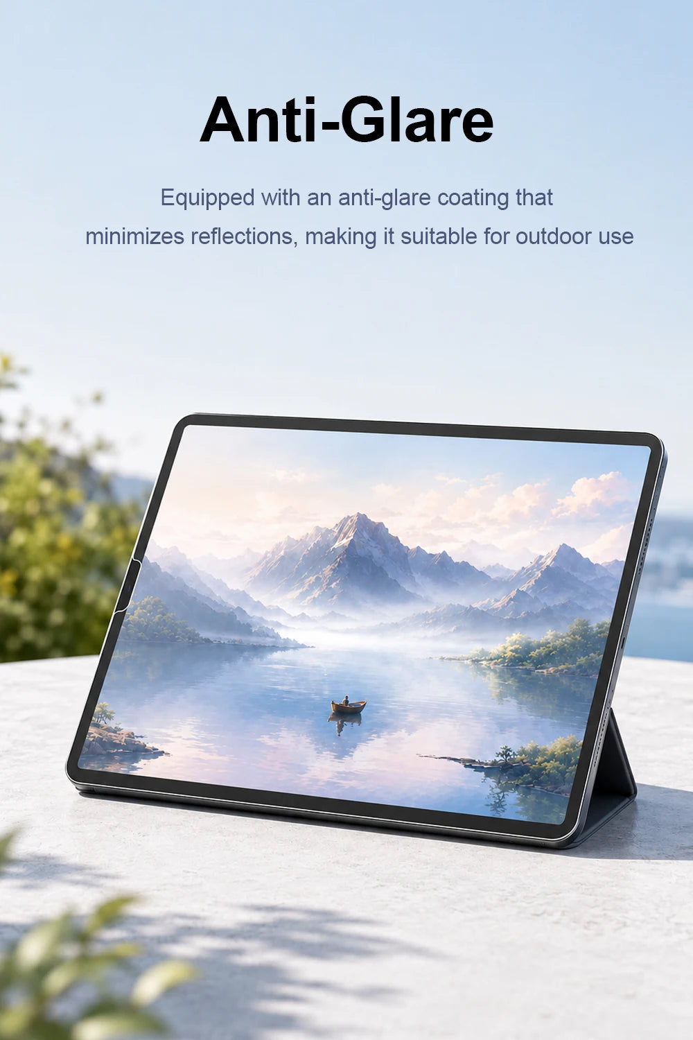 iPad de Apple recubierto anti-reflejo mostrando un reflejo de paisaje montañoso brumoso.