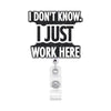Schwarze Glitzer-Acryl-Schild mit der Aufschrift "I DON'T KNOW I JUST WORK HERE" an einer silbernen Schlüsselkette.
