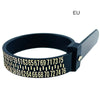 Schwarzes Präzisionsmessband und Ringgrößenwerkzeug mit nummerierter Skala und Messarm.