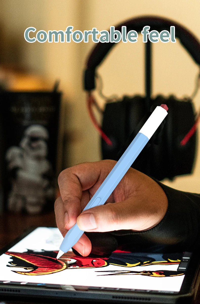 Une main tient un stylo bleu clair écrivant sur un écran de tablette avec un casque noir visible en arrière-plan.