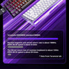 Gros plan d'un clavier mécanique violet avec un agencement de touches noir et blanc et des accents lumineux.
