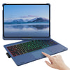 Eine Hand benutzt eine blau beleuchtete Tastaturhülle mit Trackpad für ein iPad, das eine Landschaft auf dem Bildschirm zeigt