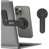 Klappbarer magnetischer Laptop- und Telefonhalter, der ein Smartphone auf einem Laptop hält.