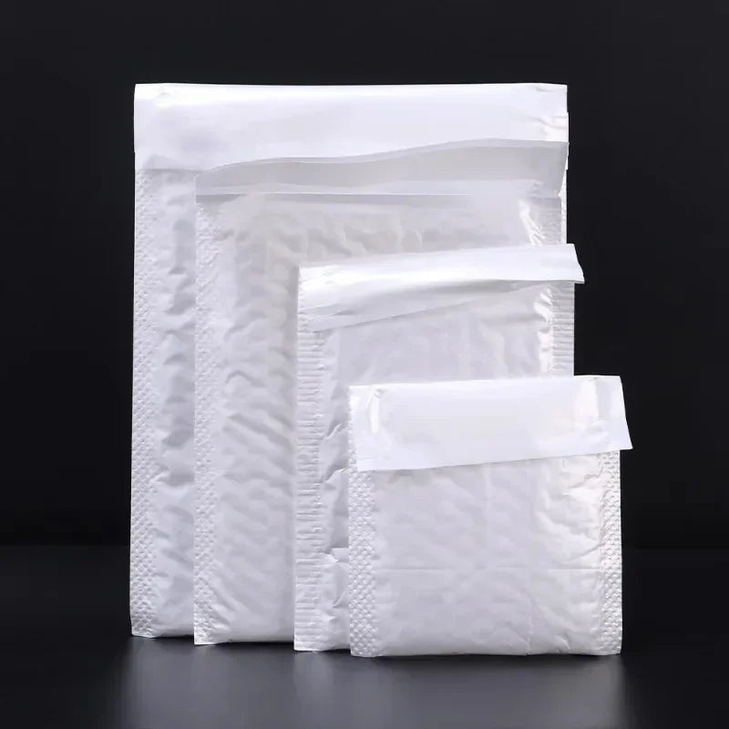 Une pile d'enveloppes blanches rembourrées de qualité pour l'expédition et les cadeaux.