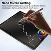 Una mano usa un bolígrafo para aplicar un recubrimiento de micro-frosting nano en la pantalla de una tableta, demostrando la 