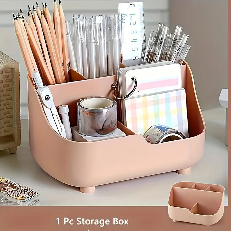 Caja organizadora de escritorio de acrílico rosa llena de bolígrafos, lápices, tijeras y artículos de papelería.