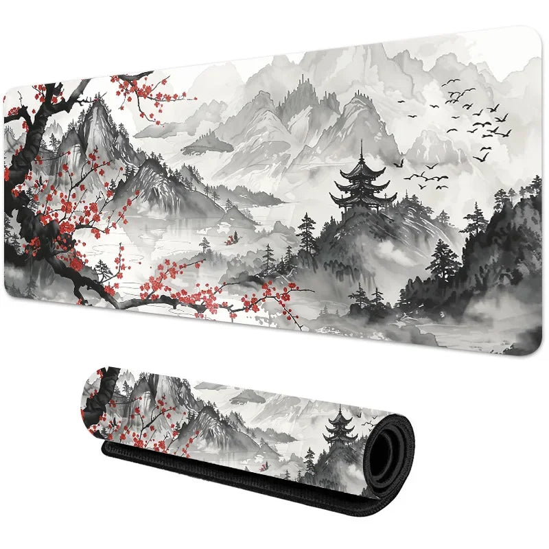 Große, erweiterte Gaming-Mausmatte mit monochrome Landschaftsmalerei von nebelverhangenen Bergen und roten Blüten.