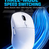 Souris informatique blanche au design élégant sur fond sombre avec des traînées de lumière bleue.