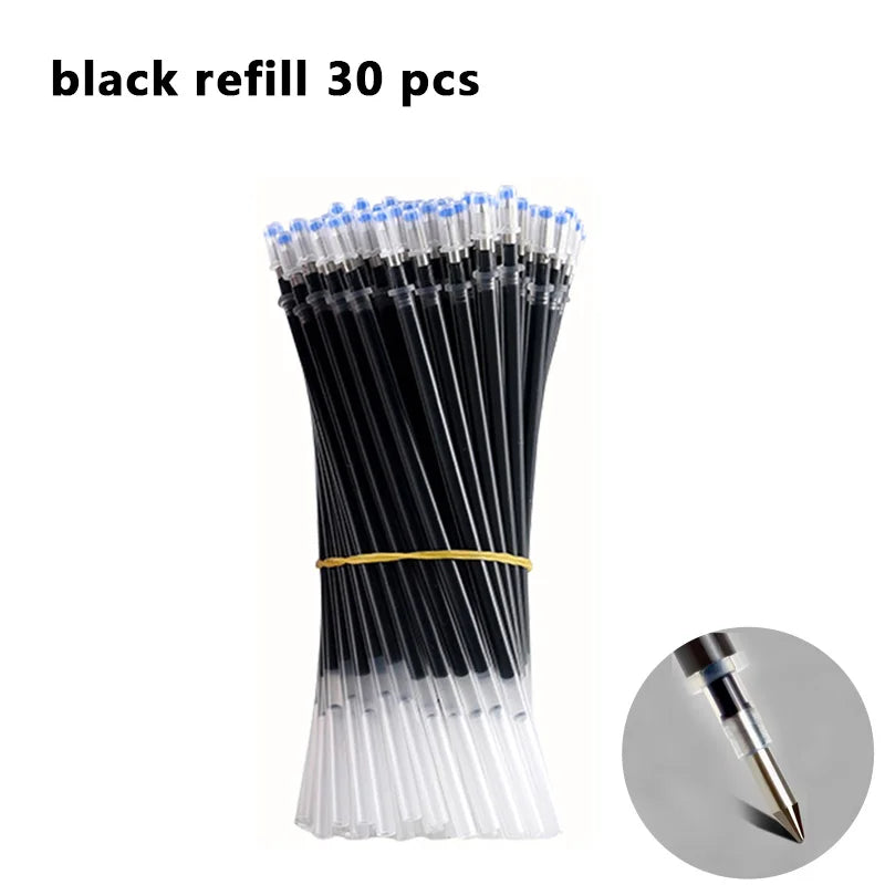 Disposición vertical de 30 bolígrafos de gel negros de recarga con barriles de plástico transparente.