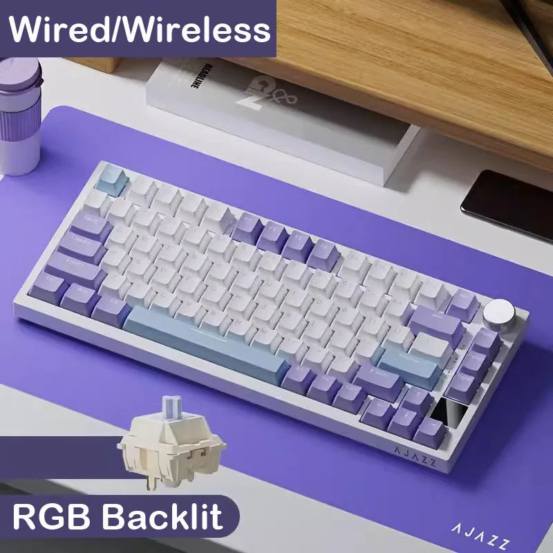 Eine lila und weiße mechanische Tastatur mit RGB-Hintergrundbeleuchtung auf einem Schreibtisch.