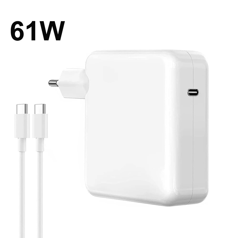 محول طاقة حاسوب محمول 61 واط بتقنية USB-C PD مع كبلين USB-C بجانبه.