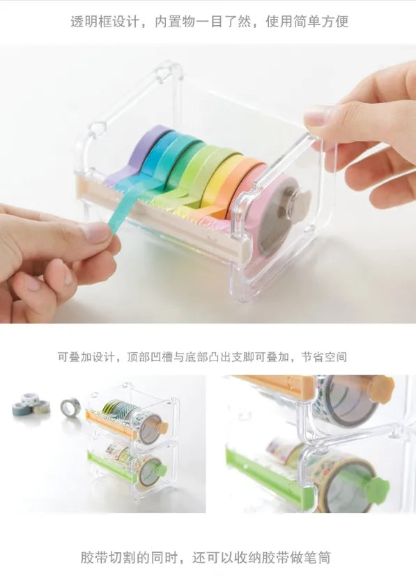Una mano usa un dispensador de plástico transparente para cortar cinta washi de varios estilos, demostrando su facilidad de u