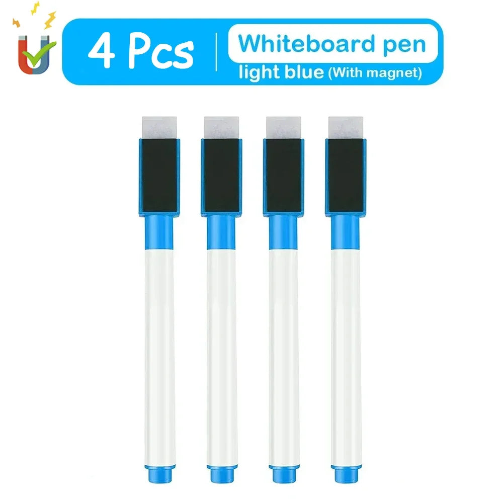 Vier hellblaue Whiteboard-Marker mit Magneten in einer Verpackung