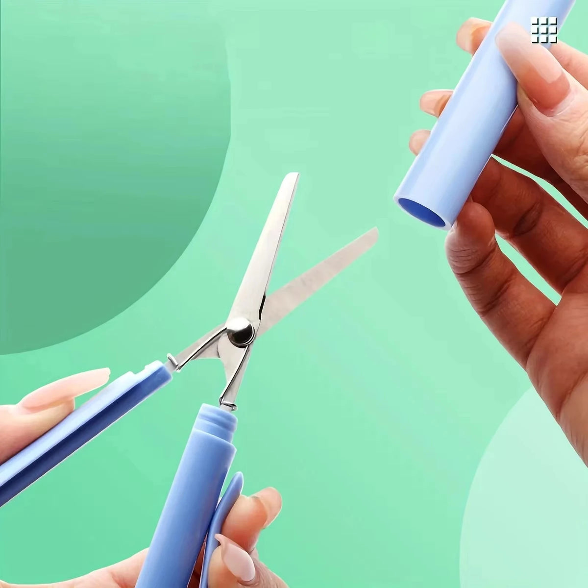 Hände verwenden eine kompakte, aus Edelstahl gefertigte faltbare Schere als Stift, um ein Röhrchen zu öffnen oder zu schließe