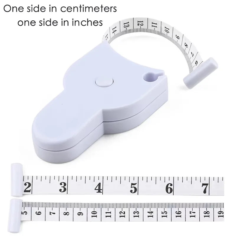 Weiße automatische Teleskop-Maßband mit Zoll- und Zentimeter-Skala sichtbar.