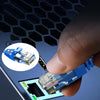 Eine Hand steckt und zieht einen blauen Ethernet-Stecker aus einer Platine.