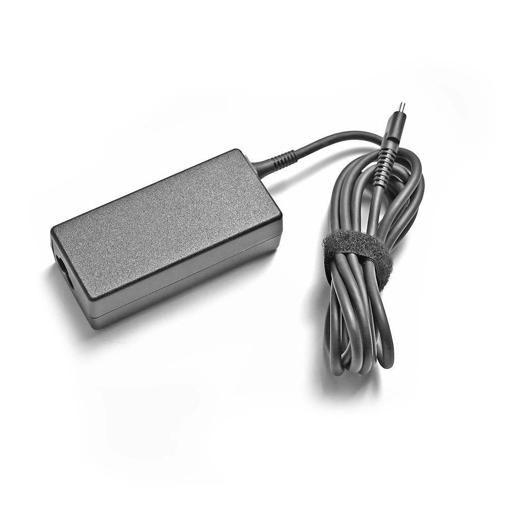 Schwarzes USB-C-Netzadapterkabel mit rechteckigem Stecker und gewickelter Leitung.