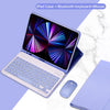Coque violette pour iPad avec clavier et souris Bluetooth détachables, à côté de l'appareil.