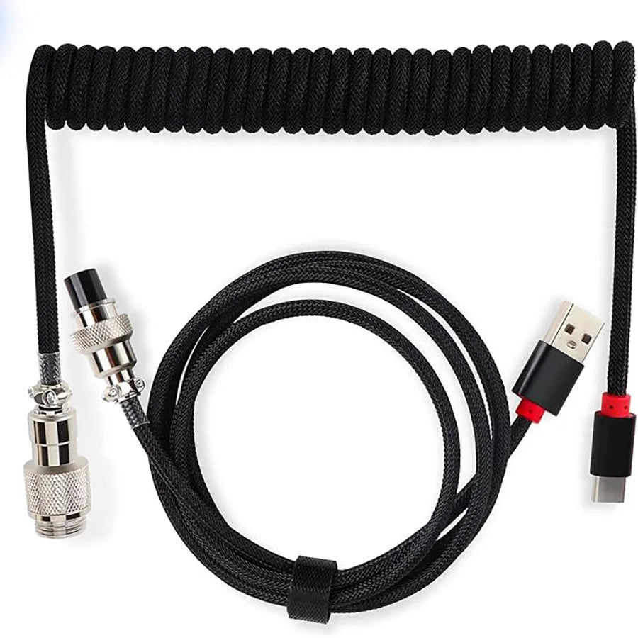 Schwarzes, langes, gewickeltes USB-C-Tastatursegment mit geflochtetem Nylonkabel und Anschlüssen.
