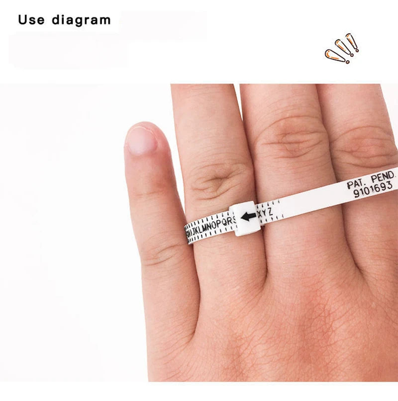 Eine Hand benutzt ein Präzisionsmessband und einen Ringgrößenmesser, um einen Finger zu messen.