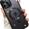 Eine Hand hält eine schwarze magnetische kabellose Handyhülle für ein iPhone mit Kameraschutz.