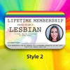 Bunte Mitgliedskarten-Design mit dem Text 'Lifetime Membership Proud to be a Lesbian' und einer Unterschrift.