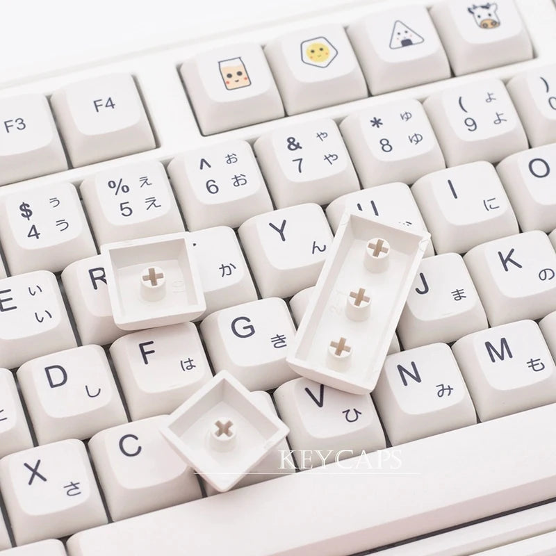 Nahaufnahme weißer PBT-Tastenkappen für eine mechanische Tastatur mit verschiedenen Zeichen und Symbolen