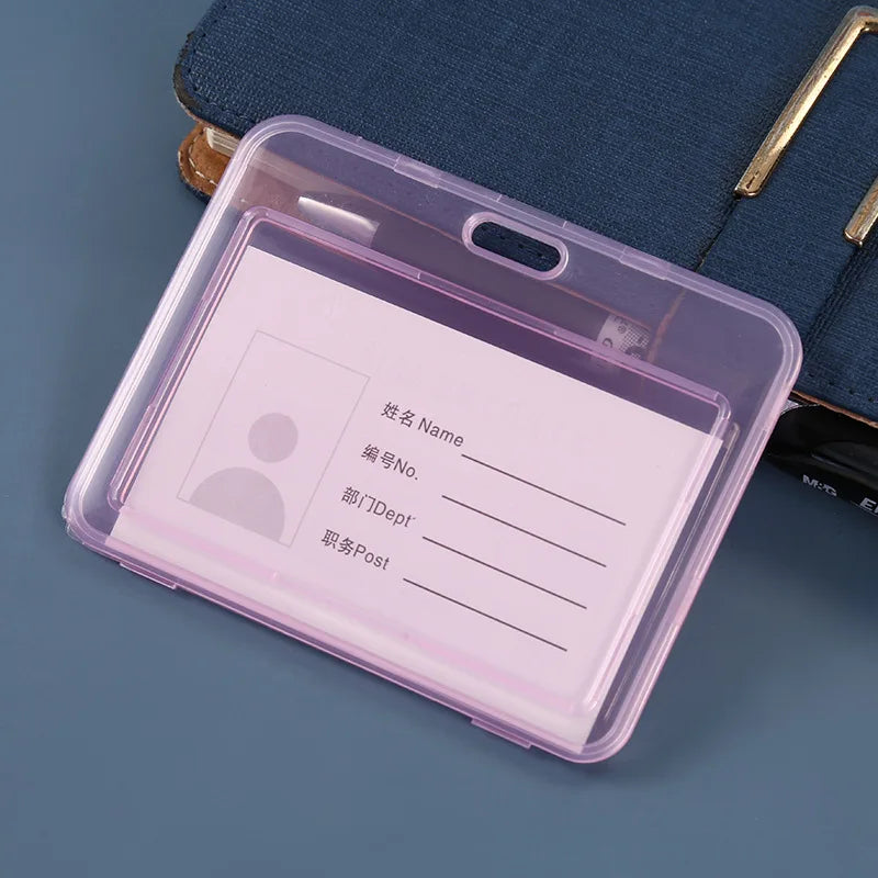 Porta de identificación de plástico transparente con inserto rosa sobre tela azul oscuro.