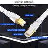 Nahaufnahme eines weißen Ethernet-Kabel-Steckers mit goldvergoldeten Kontakten und PVC-Mantel mit Biegefestigkeit