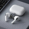 Une coque blanche pour AirPods Apple et des embouts en silicone de rechange sont présentés sur une surface grise.